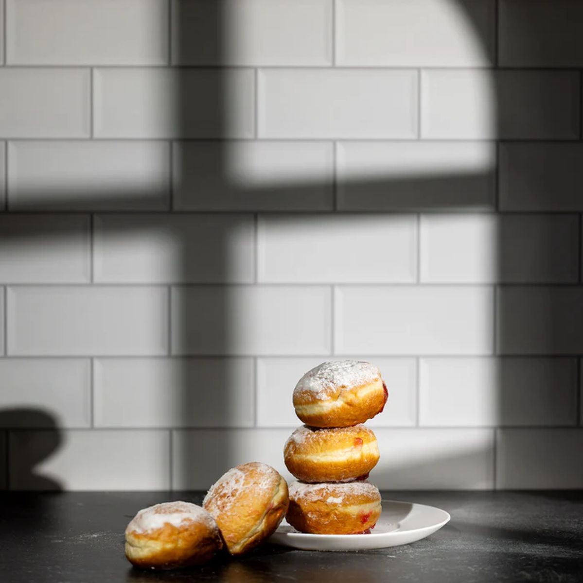 Beignets devant un mur de carrelage métro, ombre d'une fenêtre en arc projetée par un Shadow Board V-Flat World