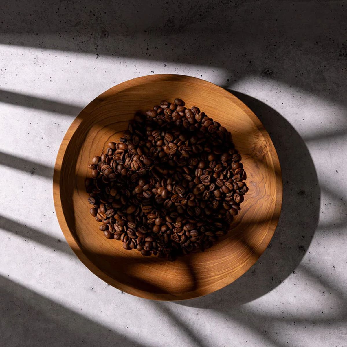 Bol de grains de café en plongée, ombres de fenêtre en diagonale projetées avec un Shadow Board V-Flat World