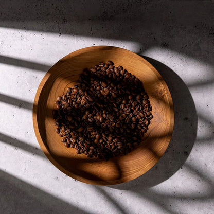Bol de grains de café en plongée, ombres de fenêtre en diagonale projetées avec un Shadow Board V-Flat World