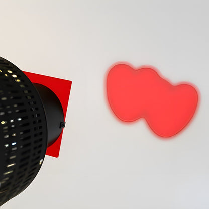 Deux cœurs rouges projetés sur le fond par le snoot optique StudioKing SK-OS1 et son filtre rouge