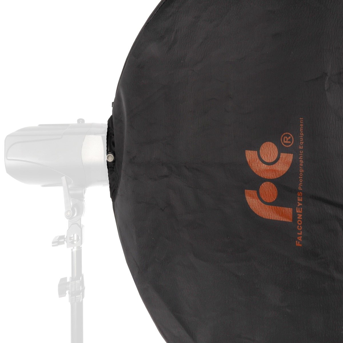 Dos noir de la softbox Falcon Eyes SSA-SB fixée sur la tête d'un flash de studio