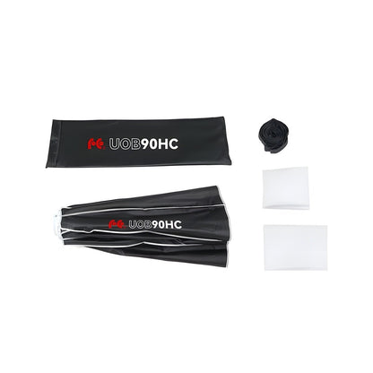 Contenu de la softbox parabolique Falcon Eyes UOB repliée : housse, grille et deux diffuseurs 