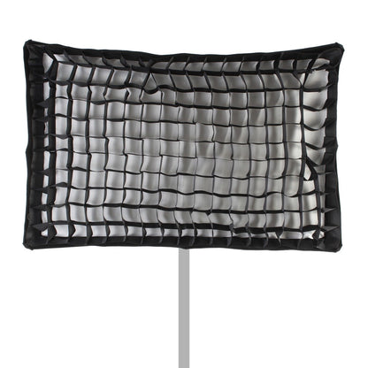 Softbox pliable Falcon Eyes FESB 60x90 cm de face avec sa grille nid d'abeille sur la toile blanche 
