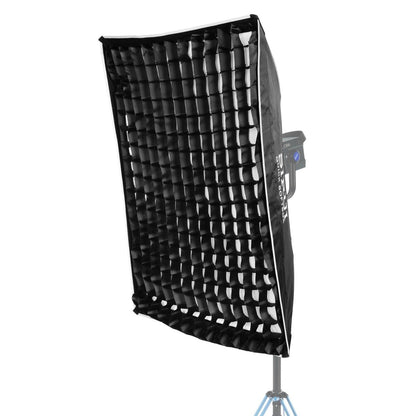 Softbox Sirui QR6090 équipée de sa grille nid d'abeille, montée sur pied