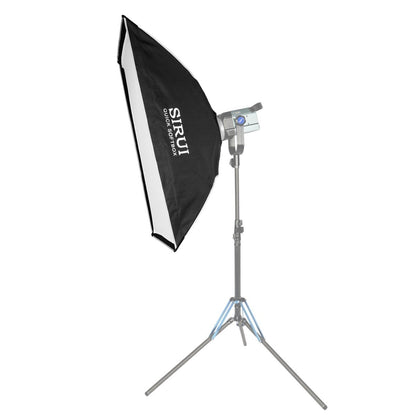Softbox pliable Sirui QR6090 de 60x90 cm montée sur une lampe et un pied, vue de trois quarts