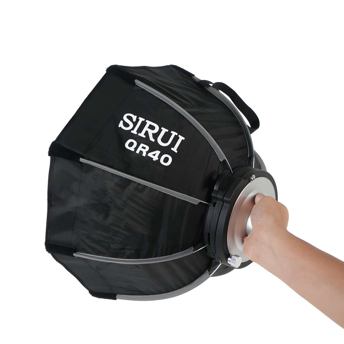 Softbox Sirui QR40 ouverte, tenue à la main par son anneau adaptateur