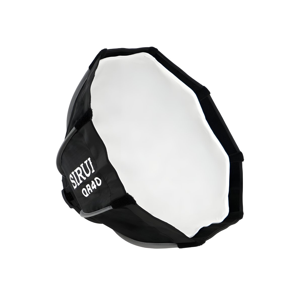 Softbox Sirui QR40 de 40 cm vue de trois quarts, diffuseur blanc et tissu noir siglé QR40