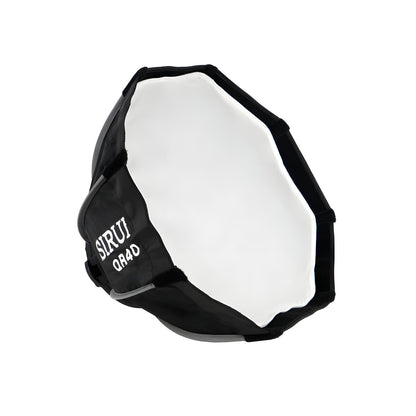 Softbox Sirui QR40 de 40 cm vue de trois quarts, diffuseur blanc et tissu noir siglé QR40