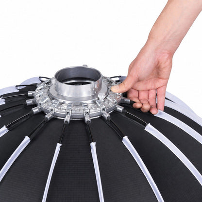 Main dépliant la softbox Sirui RGX105 par son moyeu autour de la bague Bowens 