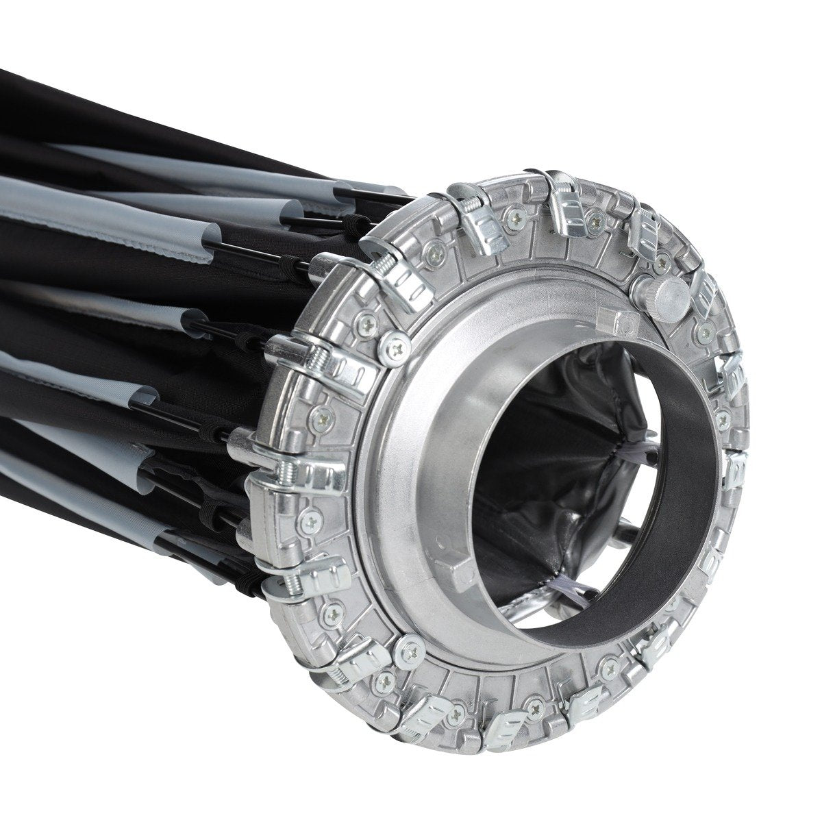 Softbox Sirui RGX105 repliée, gros plan sur le moyeu métallique et la bague 