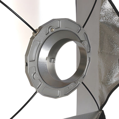 Bague de fixation à l'arrière de la softbox StudioKing SBCS60, vue de trois quarts 