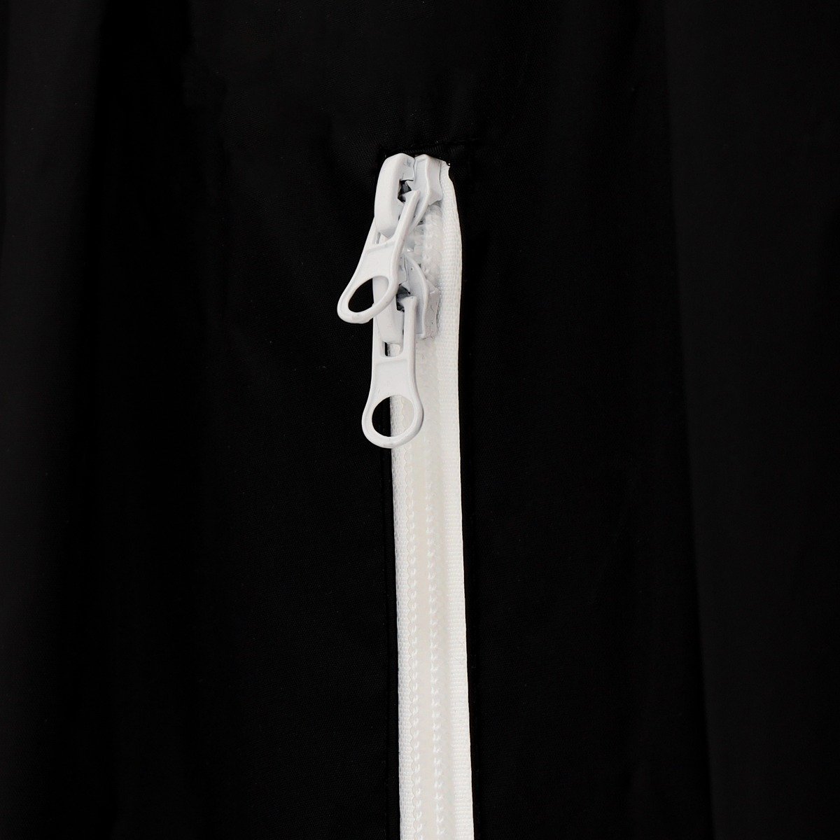 Fermeture éclair blanche sur la toile noire de la softwall StudioKing BGS200