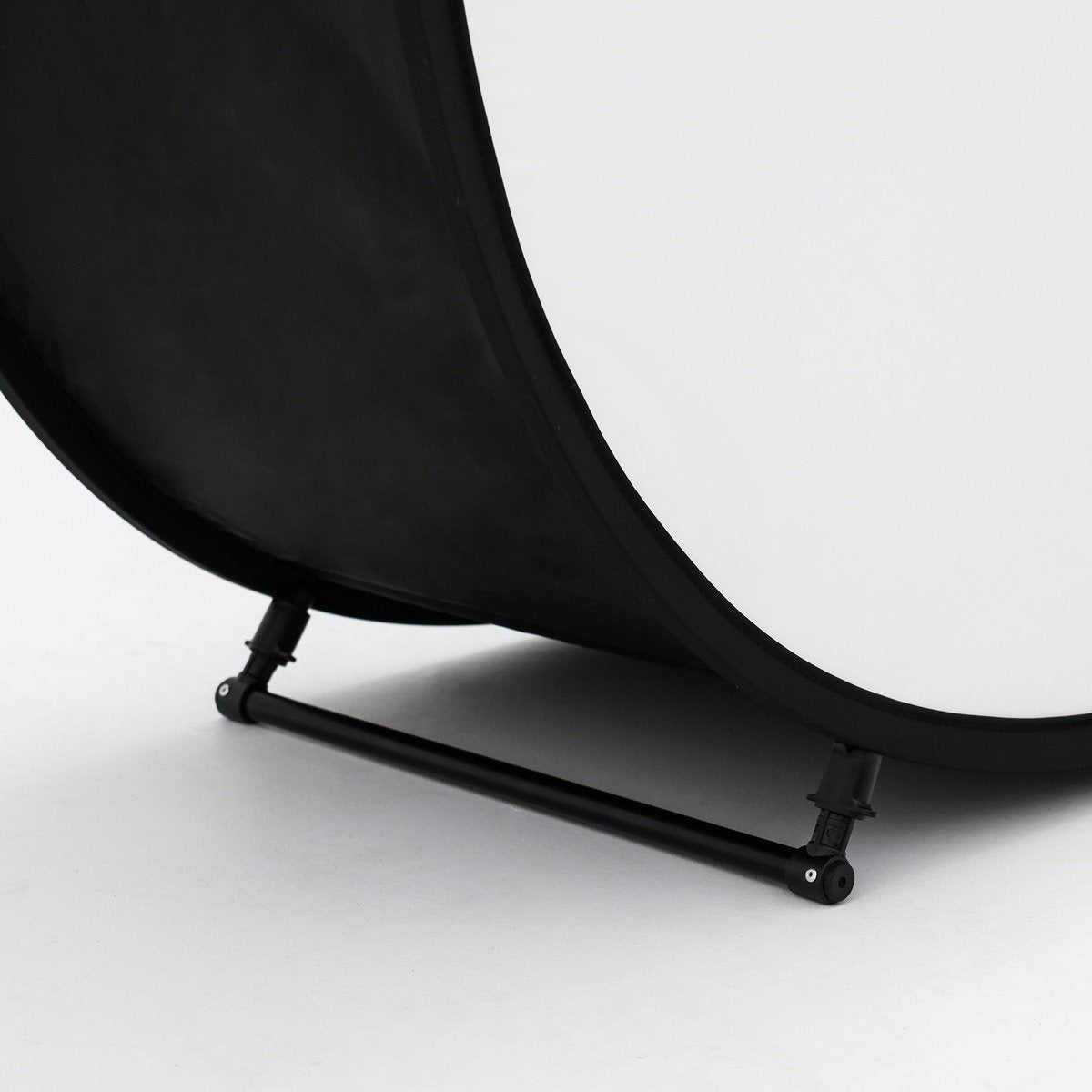 Tige de fixation noire qui tend la base de la softwall StudioKing BGS200