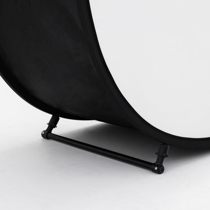 Tige de fixation noire qui tend la base de la softwall StudioKing BGS200