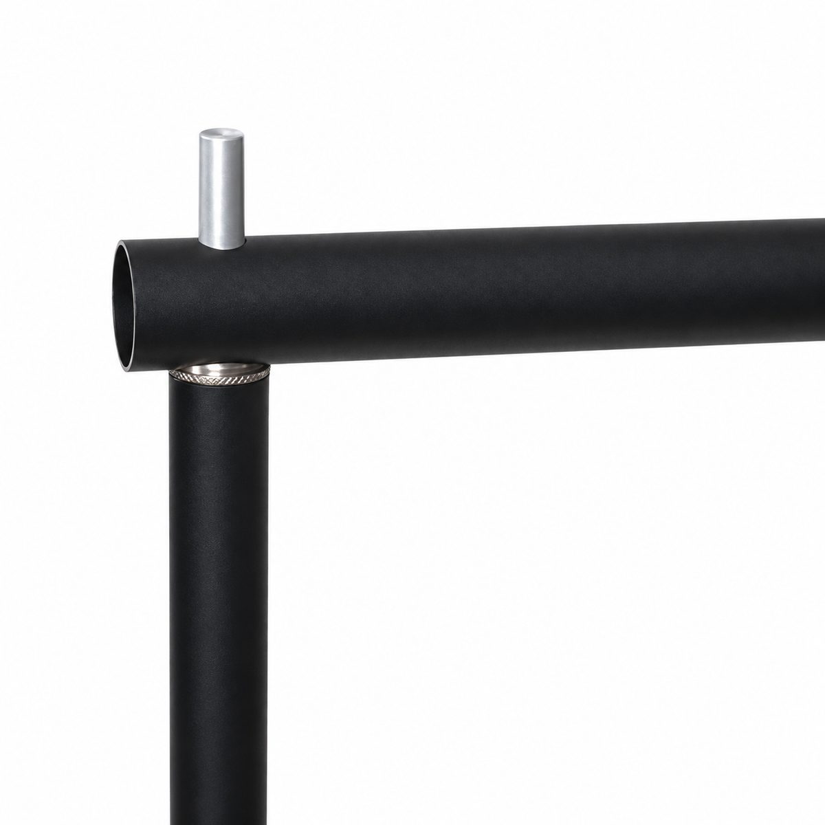 Barre transversale du support de fond Falcon Eyes B-1313 emboîtée sur le spigot du pied