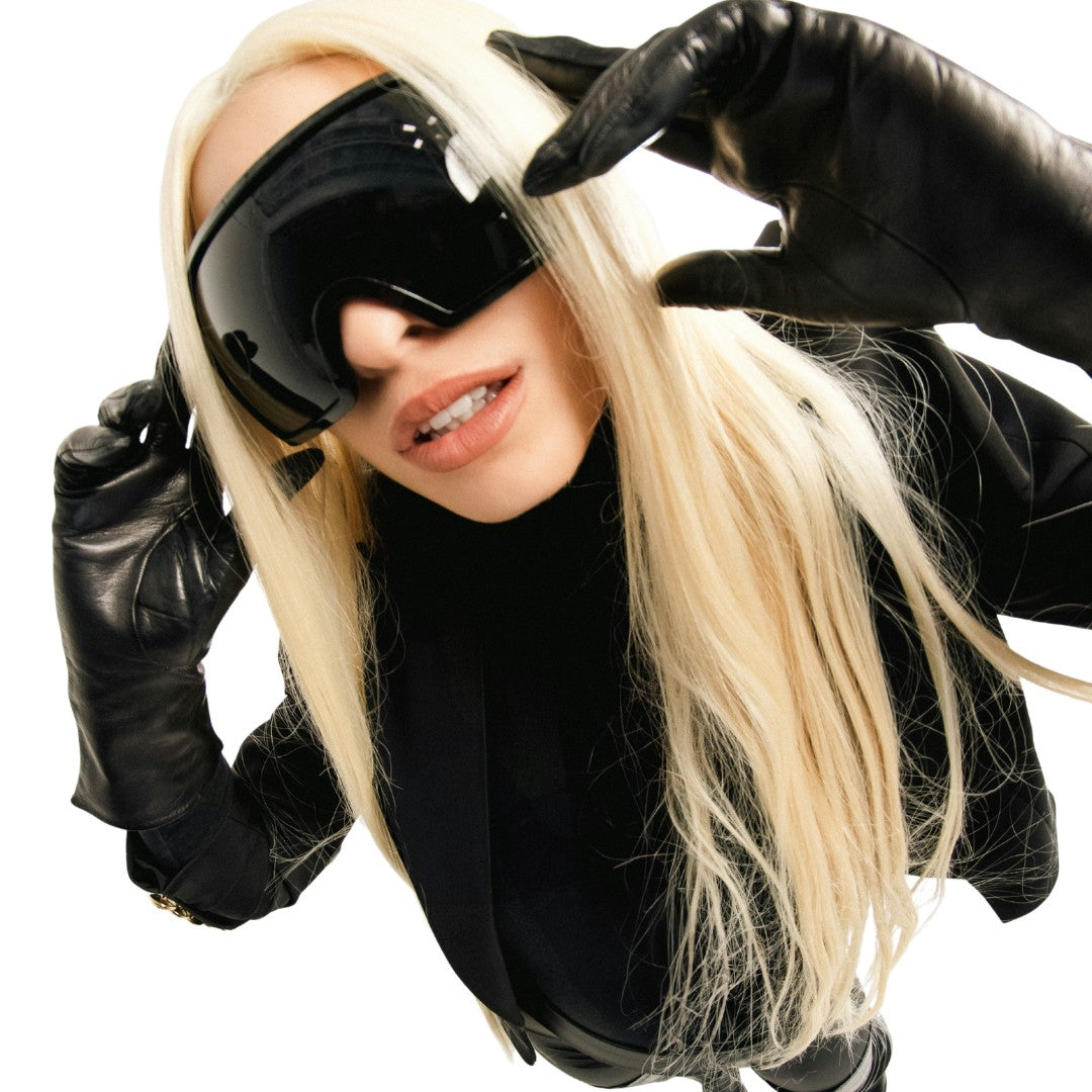 Toile de fond photo blanche StudioKing FSF 240 x 400 cm, portrait mode d'une femme aux gants de cuir et lunettes de ski sur fond blanc
