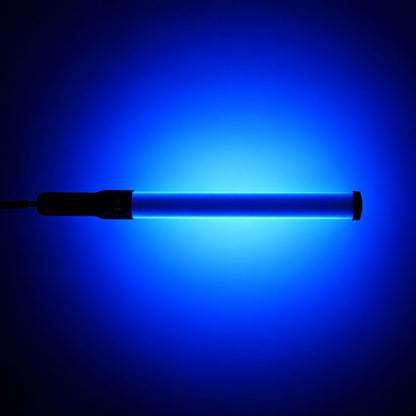 Tube LED Godox LC500R allumé en bleu en mode RGB sur fond sombre